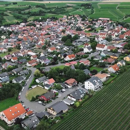 100 Qm Im Weindorf - Balkon/garage Apartment *