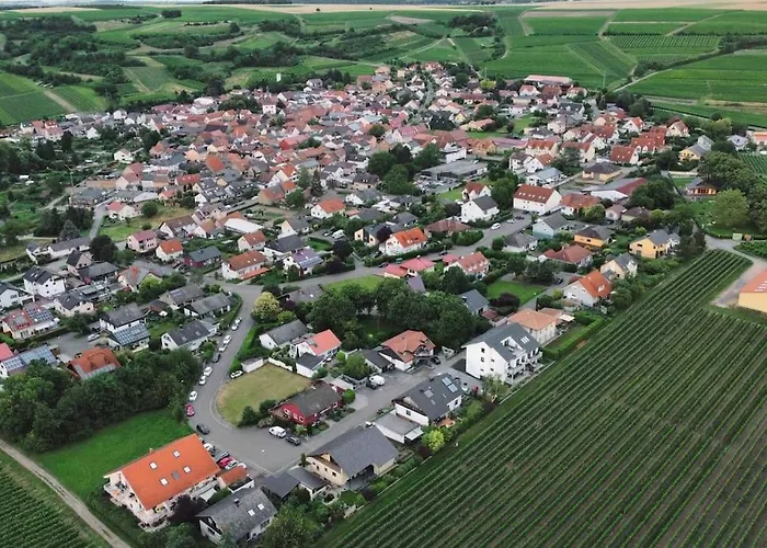 100 Qm Im Weindorf - Balkon/garage Apartment *