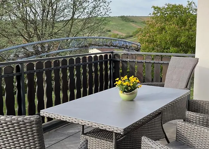 100 Qm Im Weindorf - Balkon/garage Apartment *